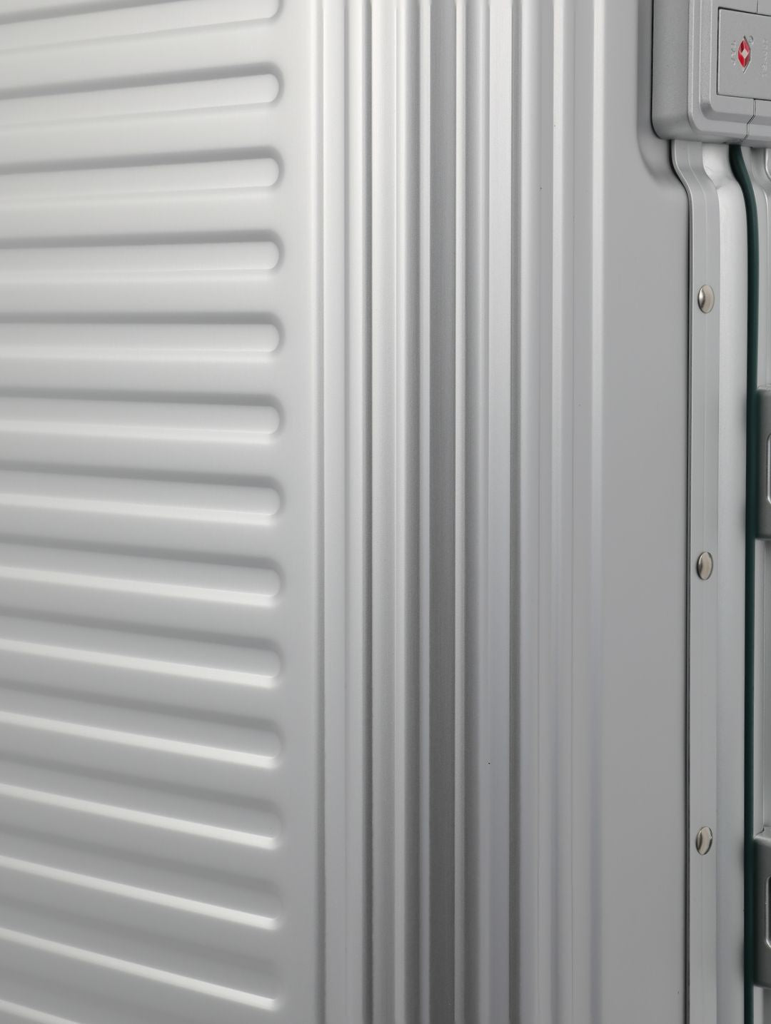 TRAVELITE – Maleta Mediana ALUMINIO NEXT 2.0 – 67cm