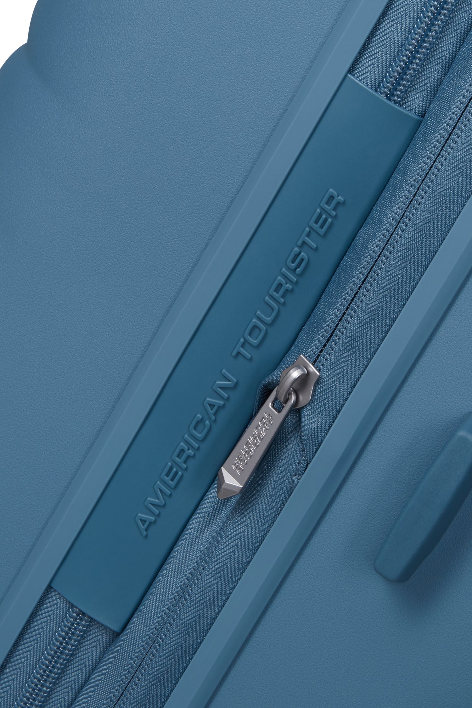 AMERICAN TOURISTER średniej wielkości walizka z możliwością rozbudowy 67cm NEOVIBE