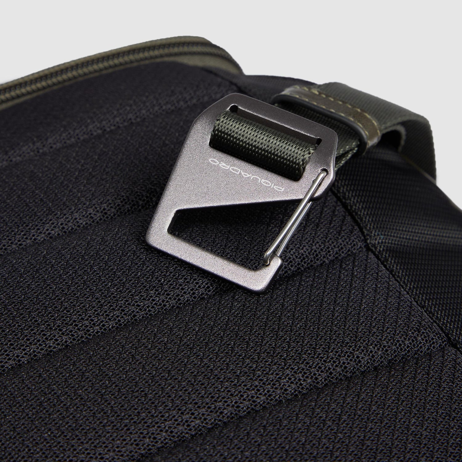 PIQUADRO BOLSA DE VIAJE ADAPTABLE A MOCHILA