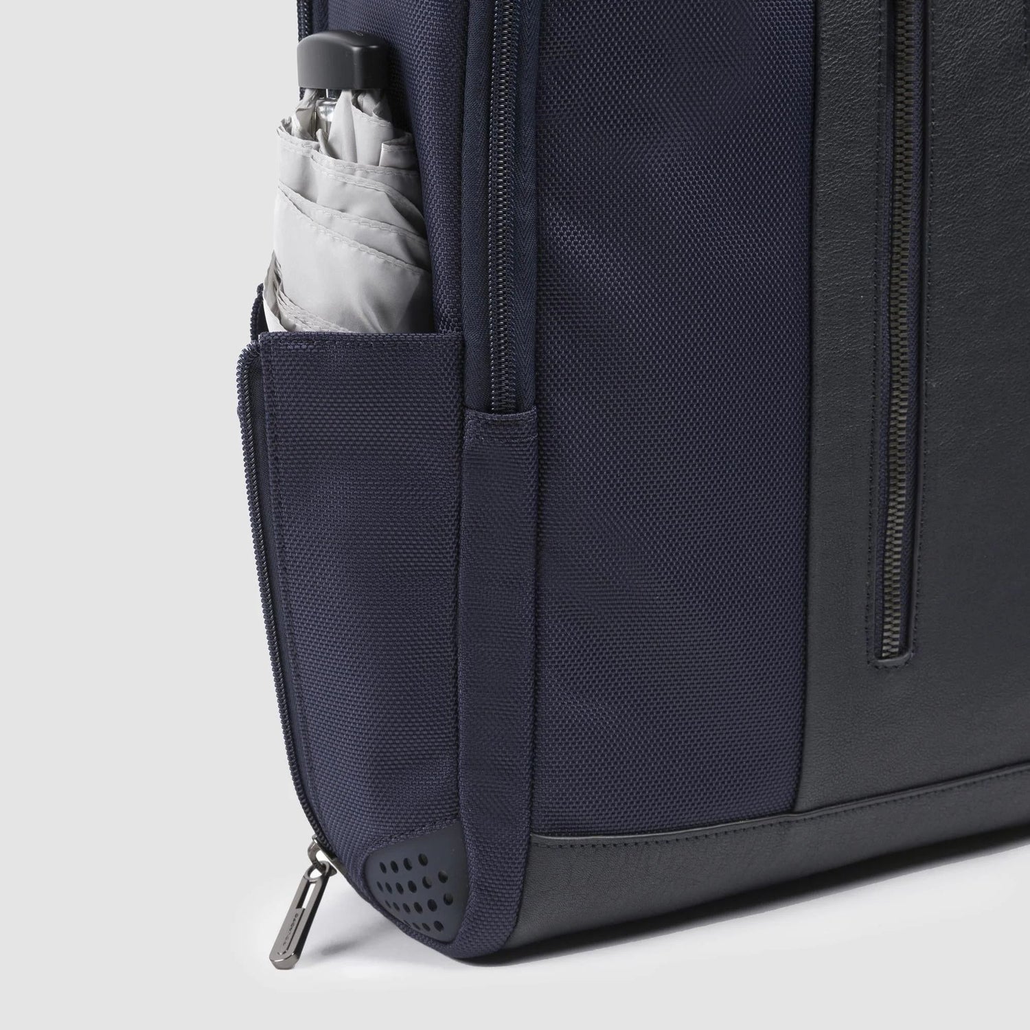 PIQUADRO MOCHILA PORTA ORDENADOR 15.6” Y PORTA IPAD® EN TEJIDO RECICLADO BRIEF 2