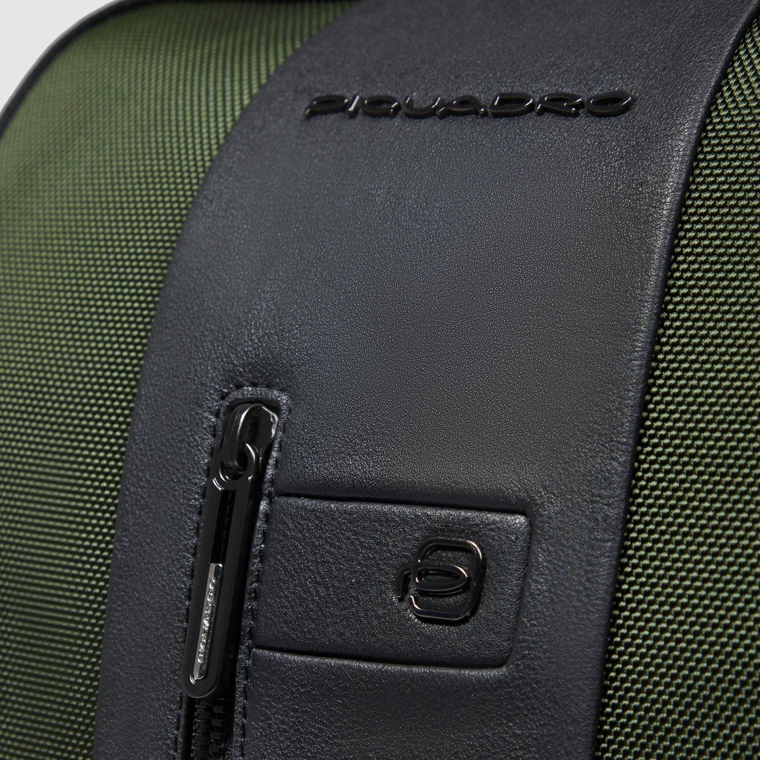 PIQUADRO MOCHILA PORTA ORDENADOR 15.6” Y PORTA IPAD® EN TEJIDO RECICLADO BRIEF 2