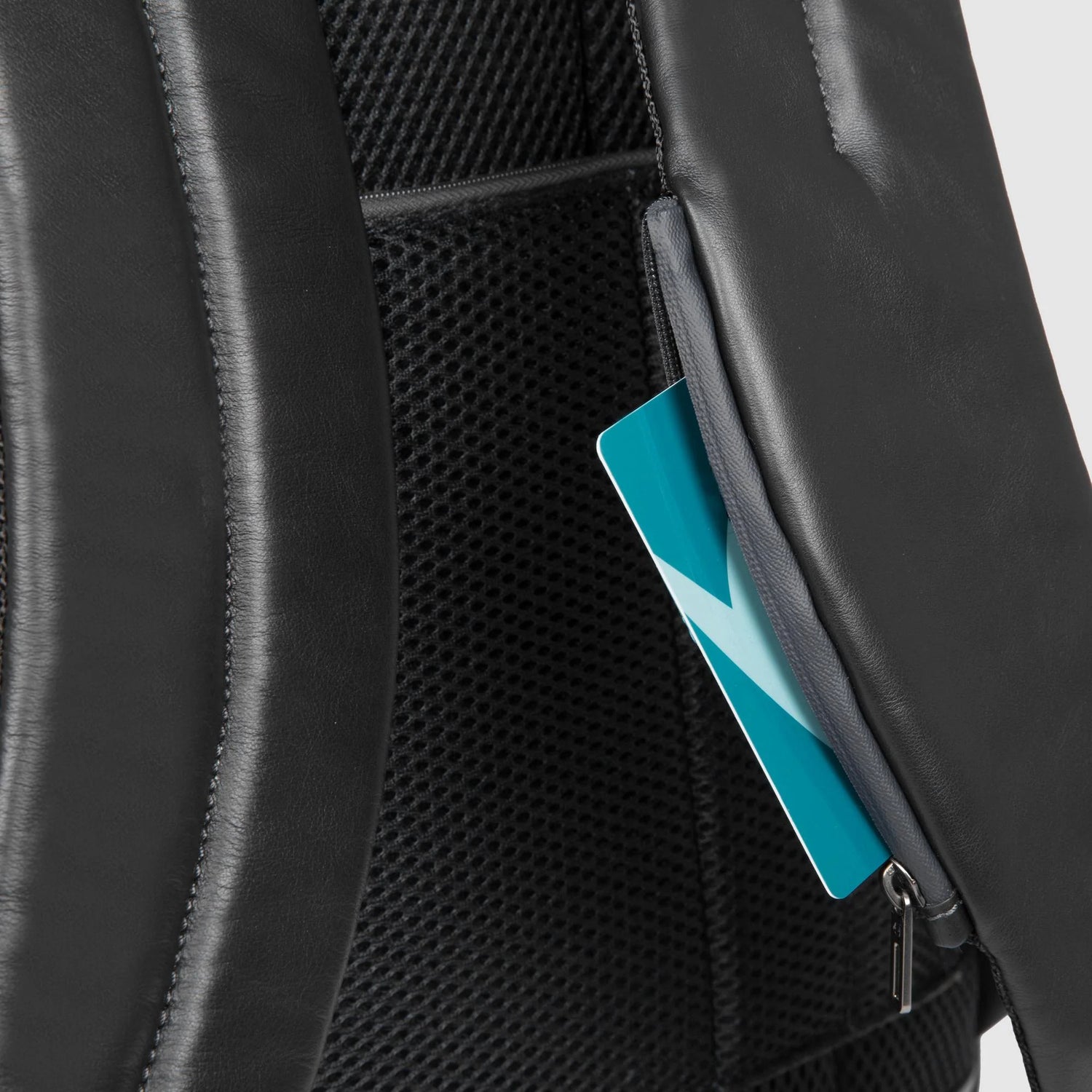 PIQUADRO MOCHILA URBAN PARA PORTÁTIL 15´6" CON CABLE ANTIROBO