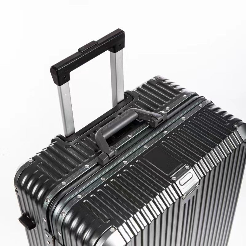 Aluminiowa walizka FRAME Zamknięcie bez zamka błyskawicznego DOHA 78 cm