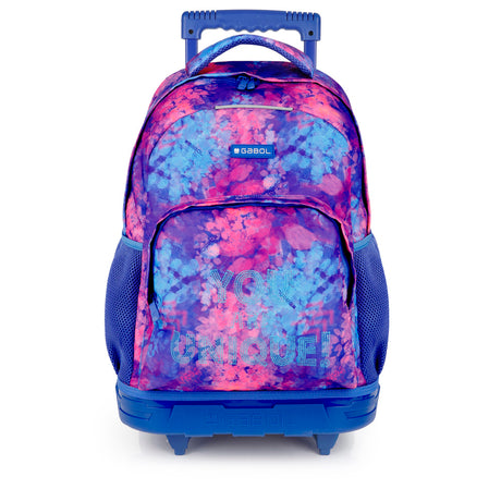 Plecak z kołami o zachodzie słońca