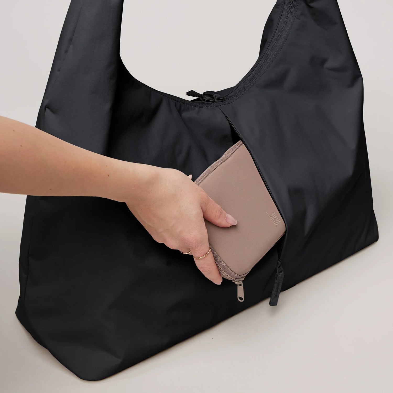 GOT BAG T-SHAPE BAG LARGE MONOCHROME