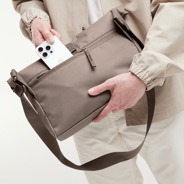 BOLSA MENSAGEIRO MONOCROMÁTICA