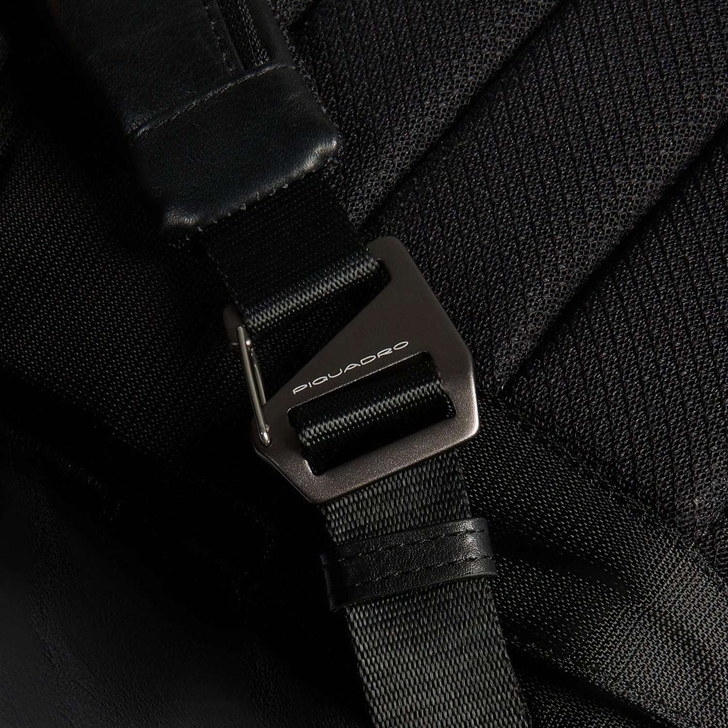 PIQUADRO BOLSA DE VIAJE ADAPTABLE A MOCHILA