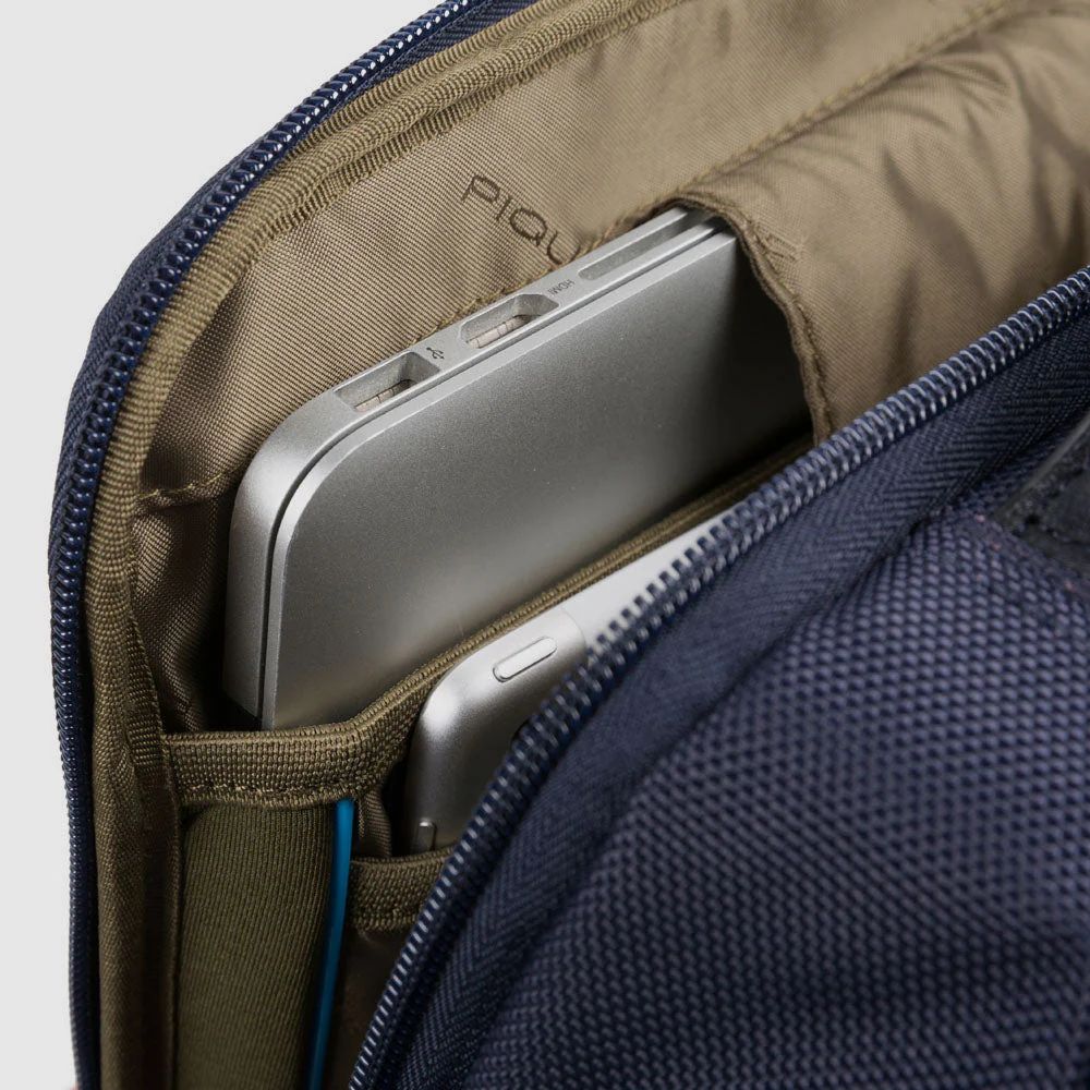 PIQUADRO MOCHILA PORTA ORDENADOR 15.6” Y PORTA IPAD® EN TEJIDO RECICLADO BRIEF 2