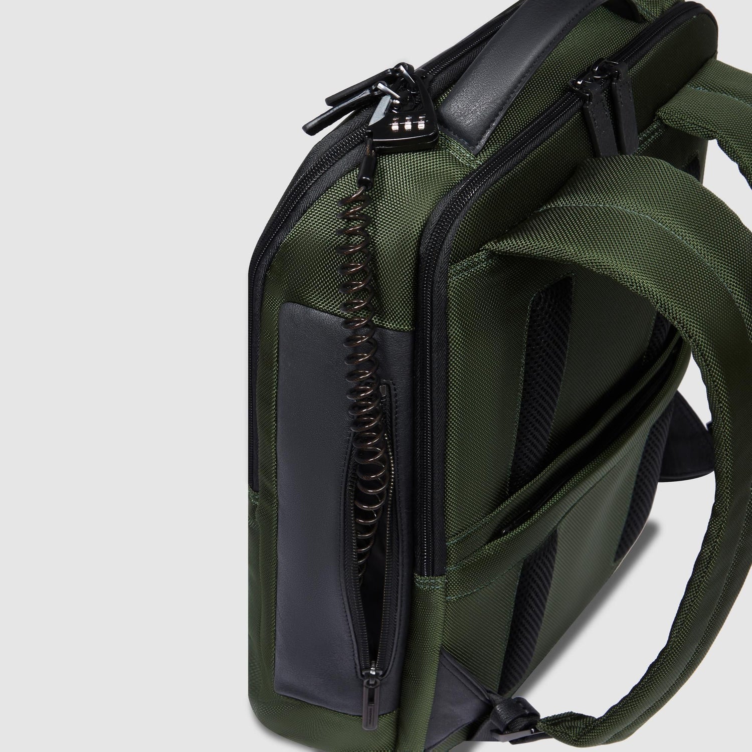 PIQUADRO MOCHILA PORTA ORDENADOR 15.6” Y PORTA IPAD® EN TEJIDO RECICLADO BRIEF 2