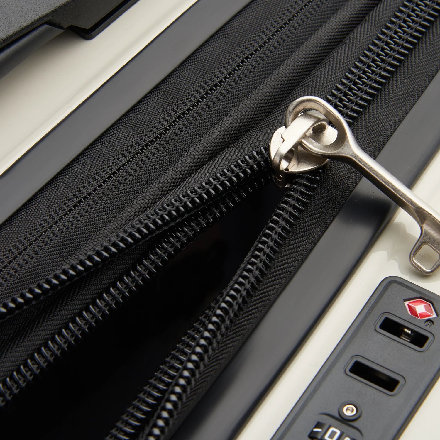 DELSEY SHADOW 5.0 TROLLEY EXPANDIBLE 66CM